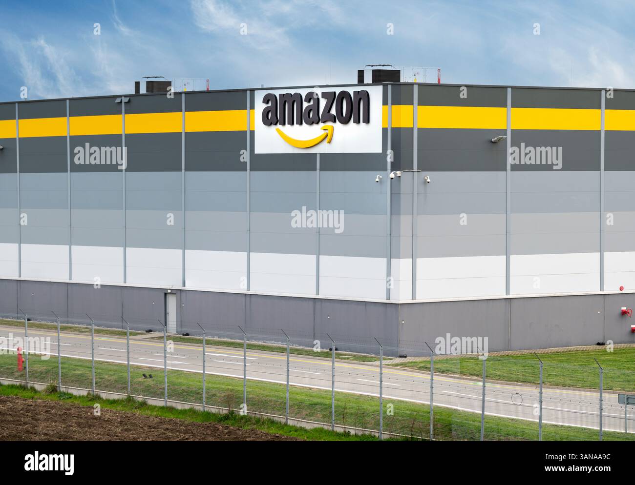 Sered, Slowakei - 14. April 2025 : Amazon Distribution Center. Amazon Logistikzentrum in Sered. Slowakei. Stockfoto