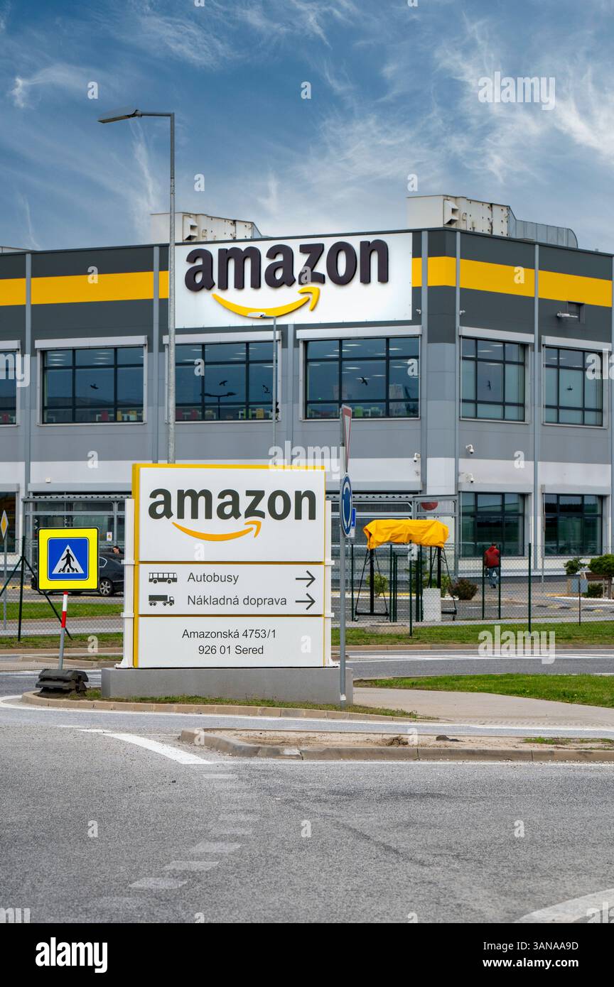 Sered, Slowakei - 14. April 2025 : Amazon Distribution Center. Amazon Logistikzentrum in Sered. Slowakei. Stockfoto