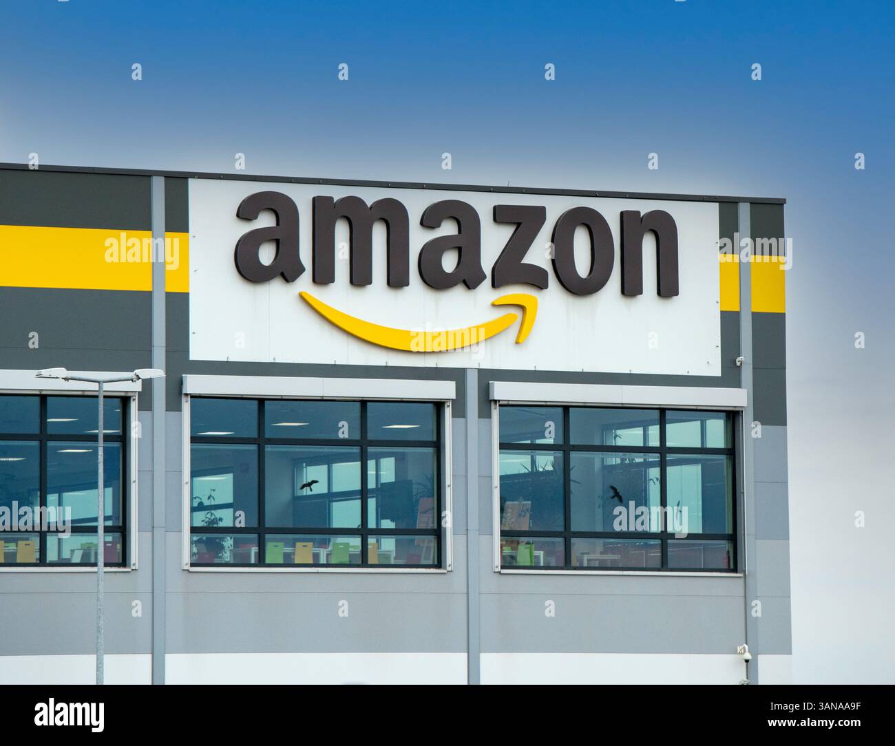 Sered, Slowakei - 14. April 2025 : Amazon Distribution Center. Amazon Logistikzentrum in Sered. Slowakei. Stockfoto