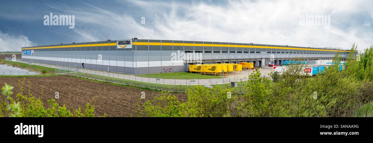 Sered, Slowakei - 14. April 2025 : Amazon Distribution Center. Amazon Logistikzentrum in Sered. Slowakei. Stockfoto