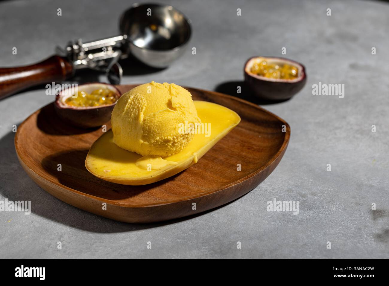 Eiskugel mit Mango und Passionsfrucht Stockfoto