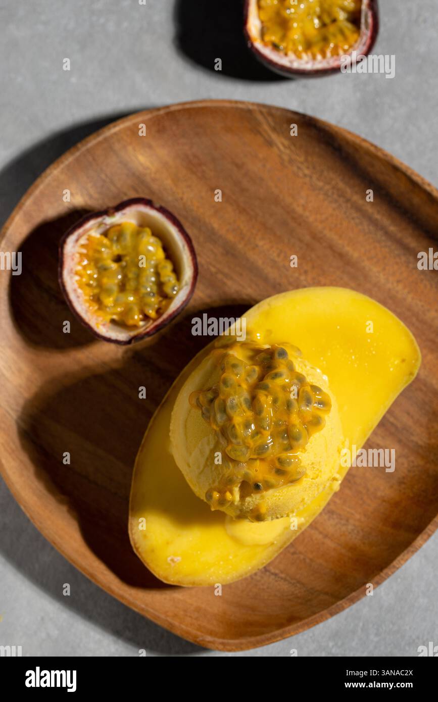 Eiskugel mit Mango und Passionsfrucht Stockfoto