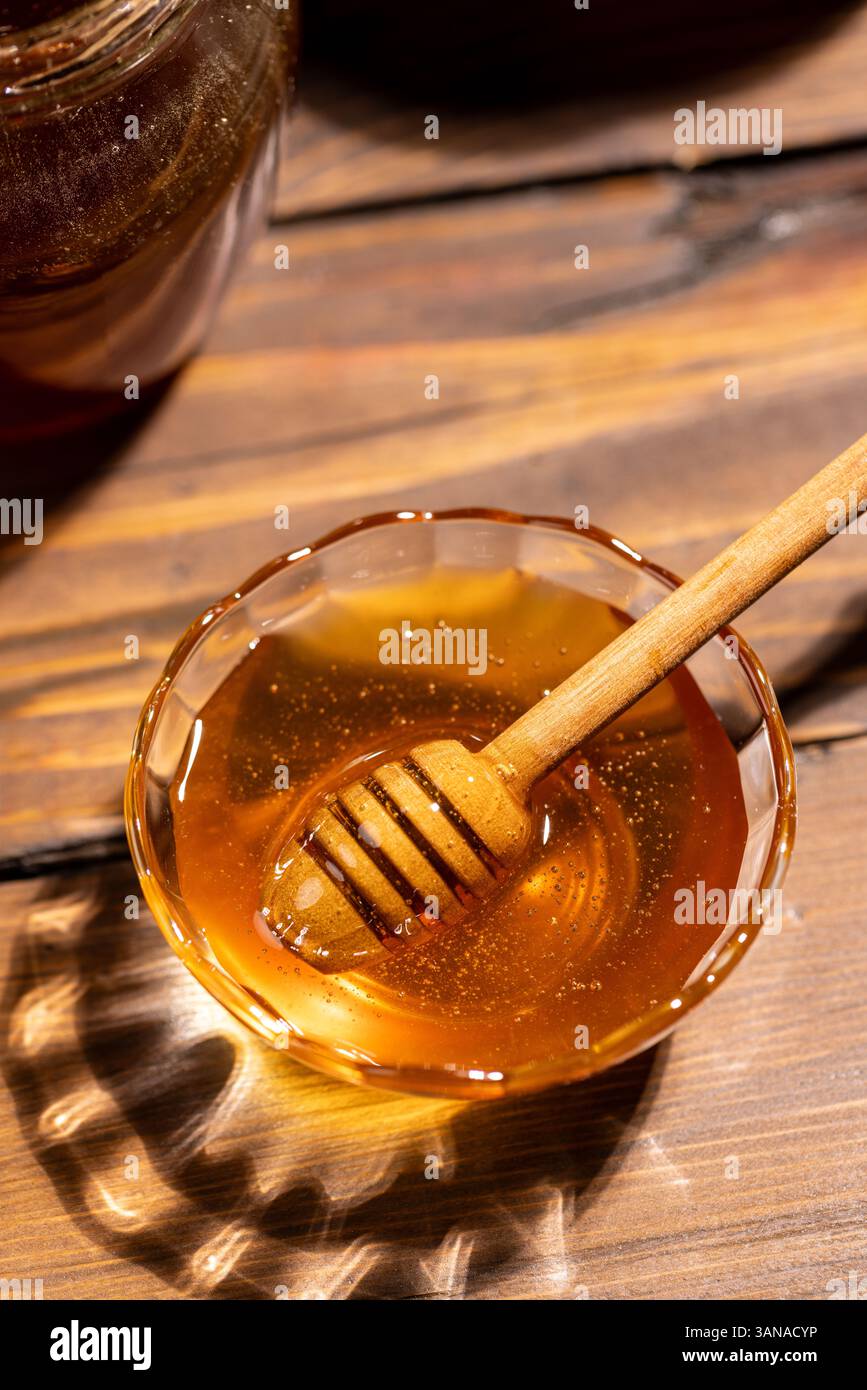 Frischer Blütenhonig in einer Glasschale Stockfoto