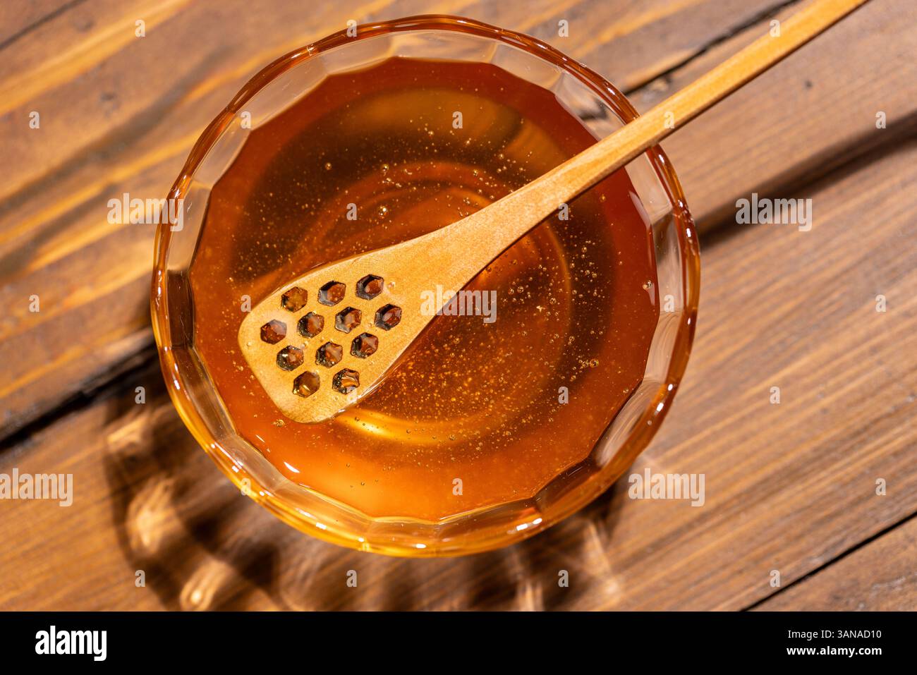 Frischer Blütenhonig in einer Glasschale Stockfoto