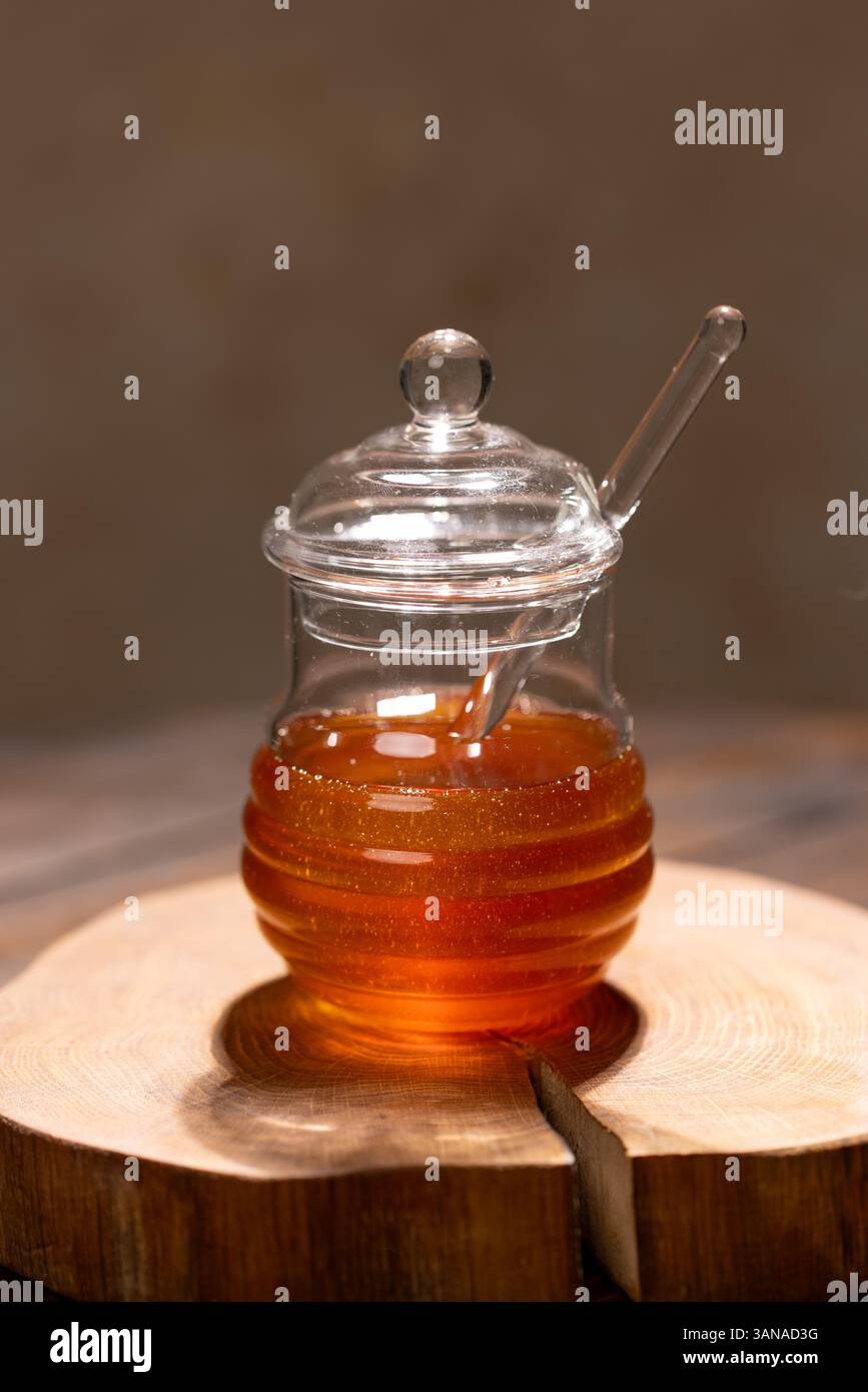 Frischer Blütenhonig in einem Glas Stockfoto