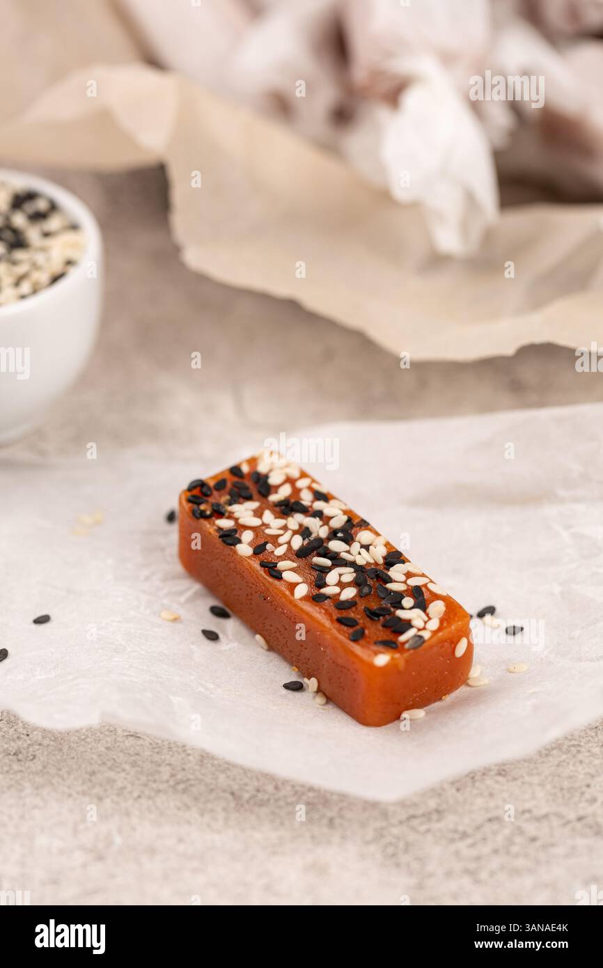 Toffee mit Sesamsamen, handgemacht, Nahaufnahme Stockfoto