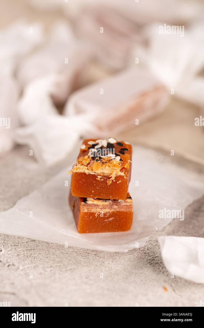 Cremiger Toffee mit Sesamsamen, handgemacht Stockfoto