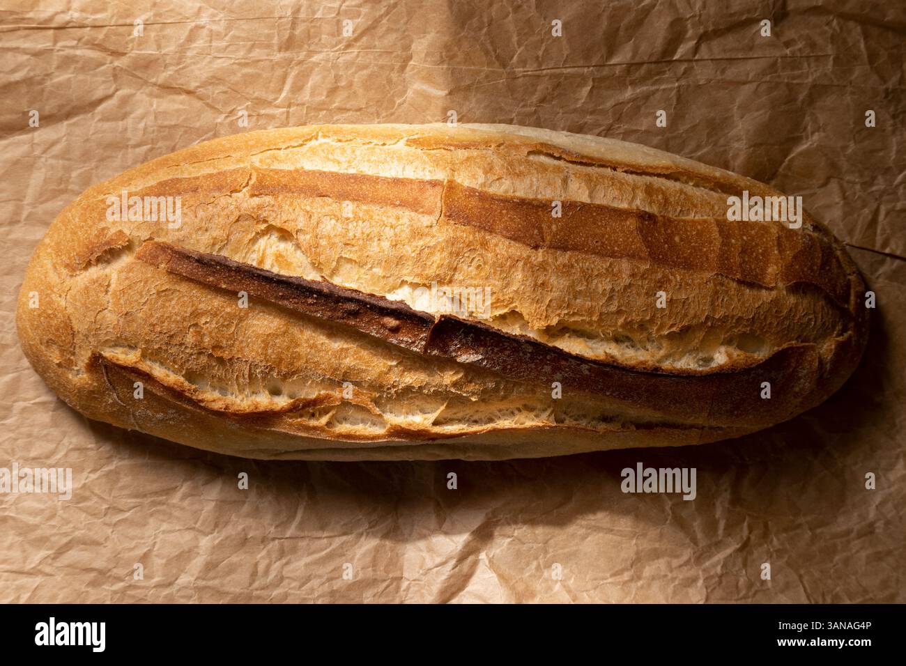 Hausgemachtes, knuspriges Vollkornbrot. Echte Lebensmittelprodukte. Leerzeichen für Text Stockfoto