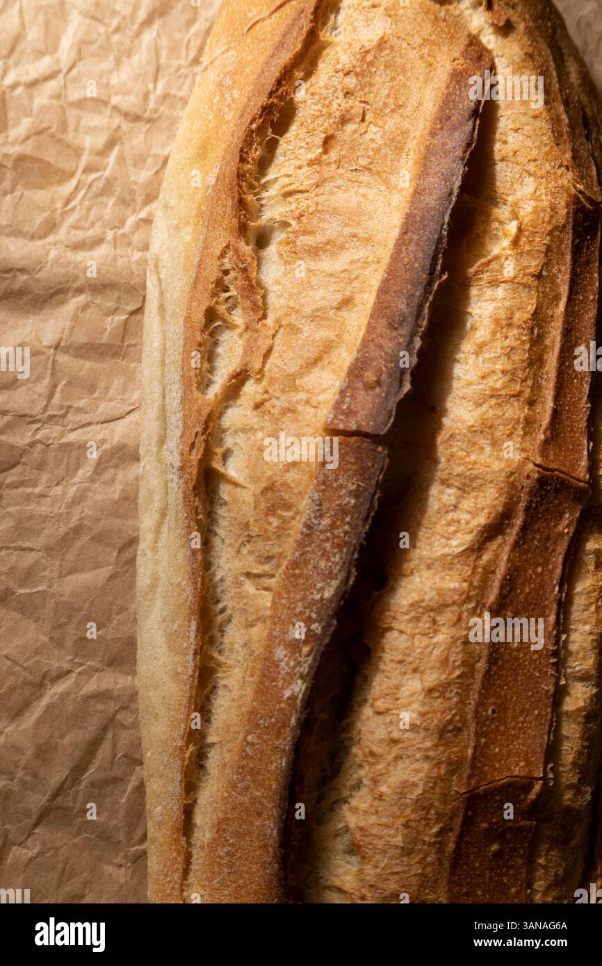 Hausgemachtes, knuspriges Vollkornbrot. Echte Lebensmittelprodukte. Leerzeichen für Text Stockfoto