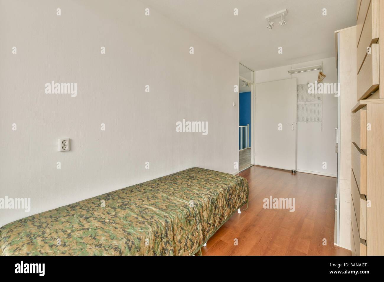 Ein geräumiger Innenraum mit minimalistischen Designelementen, Holzfußboden und neutralen Wänden schafft eine ruhige Atmosphäre. Perfekt für modernes Wohnen. Stockfoto