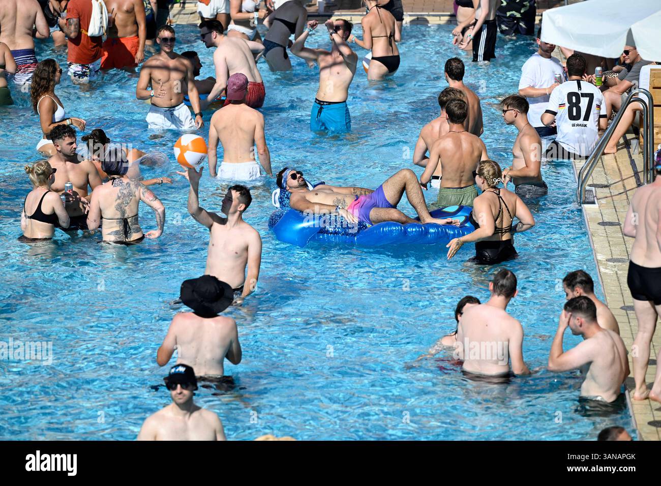 World Club Dome 2024 07.09.2024 Frankfurt BigCityBeats WORLD CLUB DOME ist der größte Club der Welt. Seit 2013 findet dieser im Deutsche Bank Park statt. Im Bild l-r: Poolparty. Frankfurt Frankfurt Hessen Deutschland *** World Club Dome 2024 07 09 2024 Frankfurt BigCityBeats WORLD CLUB DOME ist der größte Club der Welt Er findet seit 2013 im Deutsche Bank Park statt Stockfoto