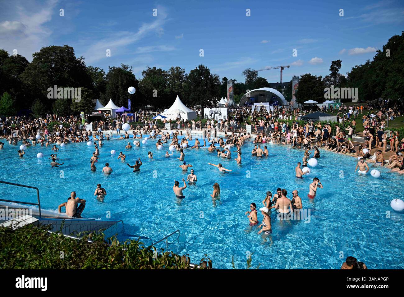 World Club Dome 2024 07.09.2024 Frankfurt BigCityBeats WORLD CLUB DOME ist der größte Club der Welt. Seit 2013 findet dieser im Deutsche Bank Park statt. Im Bild l-r: Poolparty. Frankfurt Frankfurt Hessen Deutschland *** World Club Dome 2024 07 09 2024 Frankfurt BigCityBeats WORLD CLUB DOME ist der größte Club der Welt Er findet seit 2013 im Deutsche Bank Park statt Stockfoto