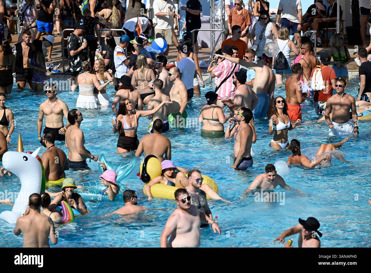 World Club Dome 2024 07.09.2024 Frankfurt BigCityBeats WORLD CLUB DOME ist der größte Club der Welt. Seit 2013 findet dieser im Deutsche Bank Park statt. Im Bild l-r: Poolparty. Frankfurt Frankfurt Hessen Deutschland *** World Club Dome 2024 07 09 2024 Frankfurt BigCityBeats WORLD CLUB DOME ist der größte Club der Welt Er findet seit 2013 im Deutsche Bank Park statt Stockfoto