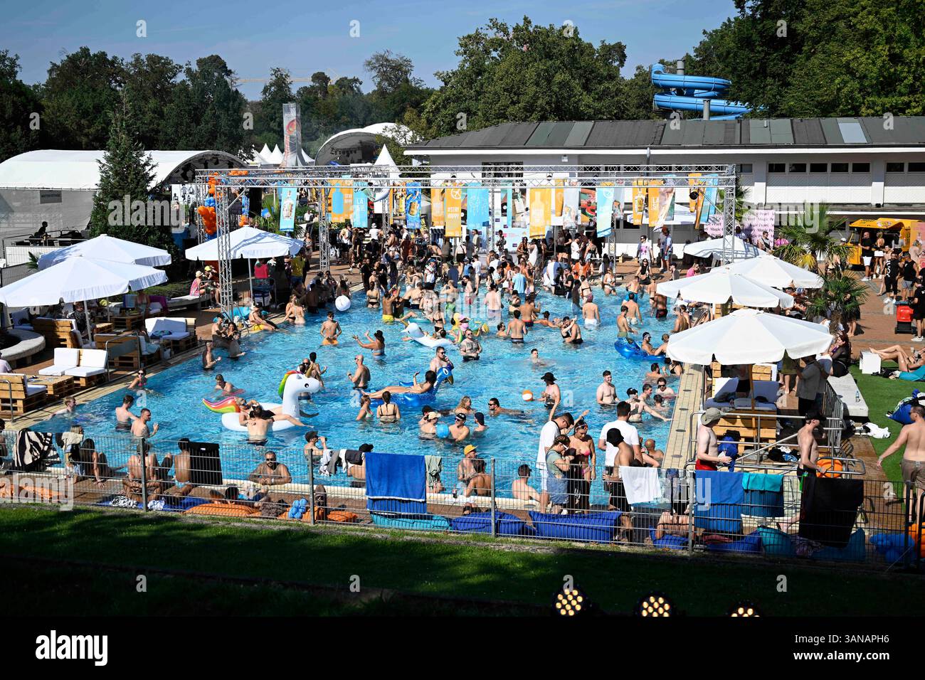 World Club Dome 2024 07.09.2024 Frankfurt BigCityBeats WORLD CLUB DOME ist der größte Club der Welt. Seit 2013 findet dieser im Deutsche Bank Park statt. Im Bild l-r: Poolparty. Frankfurt Frankfurt Hessen Deutschland *** World Club Dome 2024 07 09 2024 Frankfurt BigCityBeats WORLD CLUB DOME ist der größte Club der Welt Er findet seit 2013 im Deutsche Bank Park statt Stockfoto