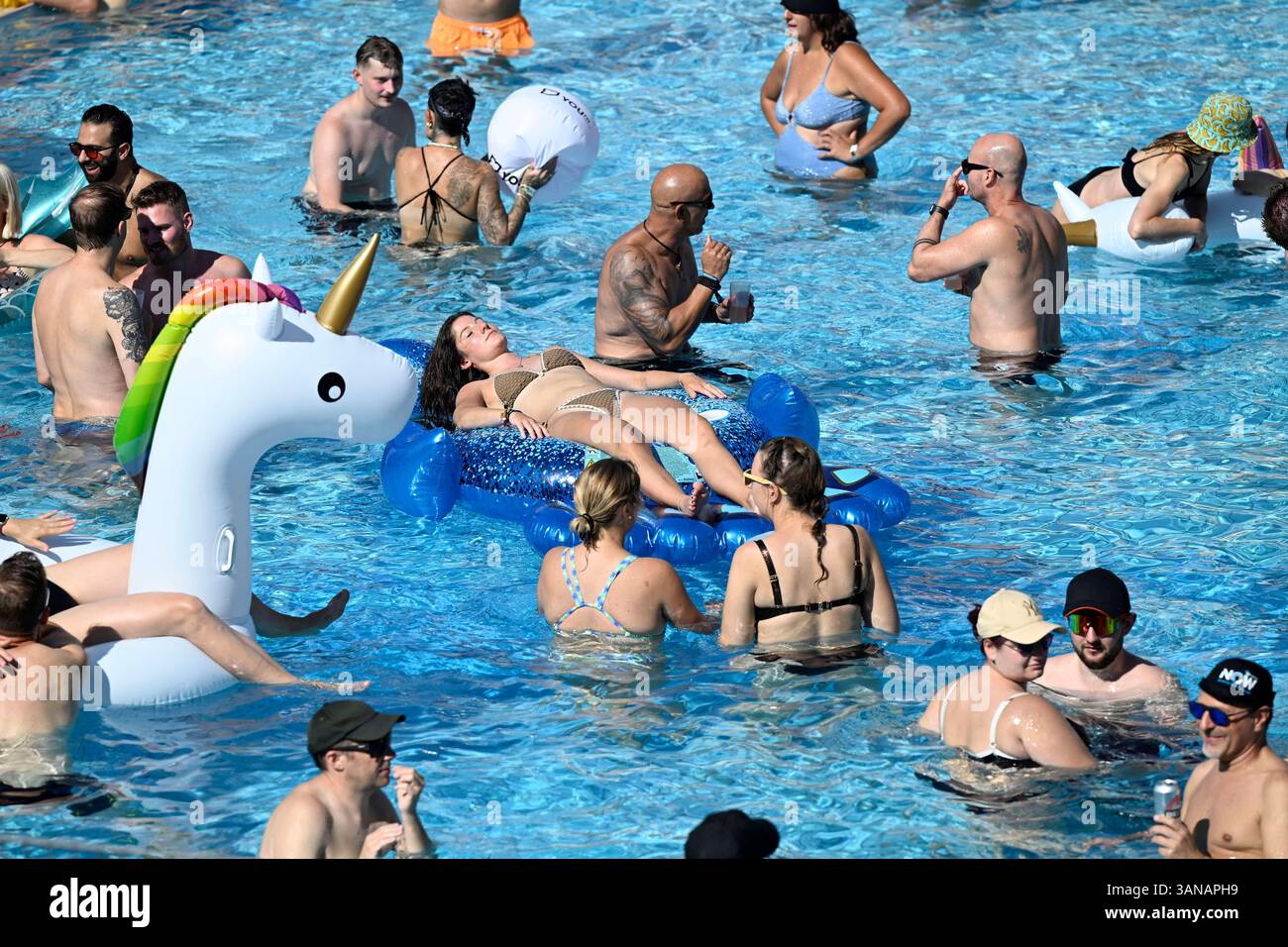 World Club Dome 2024 07.09.2024 Frankfurt BigCityBeats WORLD CLUB DOME ist der größte Club der Welt. Seit 2013 findet dieser im Deutsche Bank Park statt. Im Bild l-r: Poolparty. Frankfurt Frankfurt Hessen Deutschland *** World Club Dome 2024 07 09 2024 Frankfurt BigCityBeats WORLD CLUB DOME ist der größte Club der Welt Er findet seit 2013 im Deutsche Bank Park statt Stockfoto