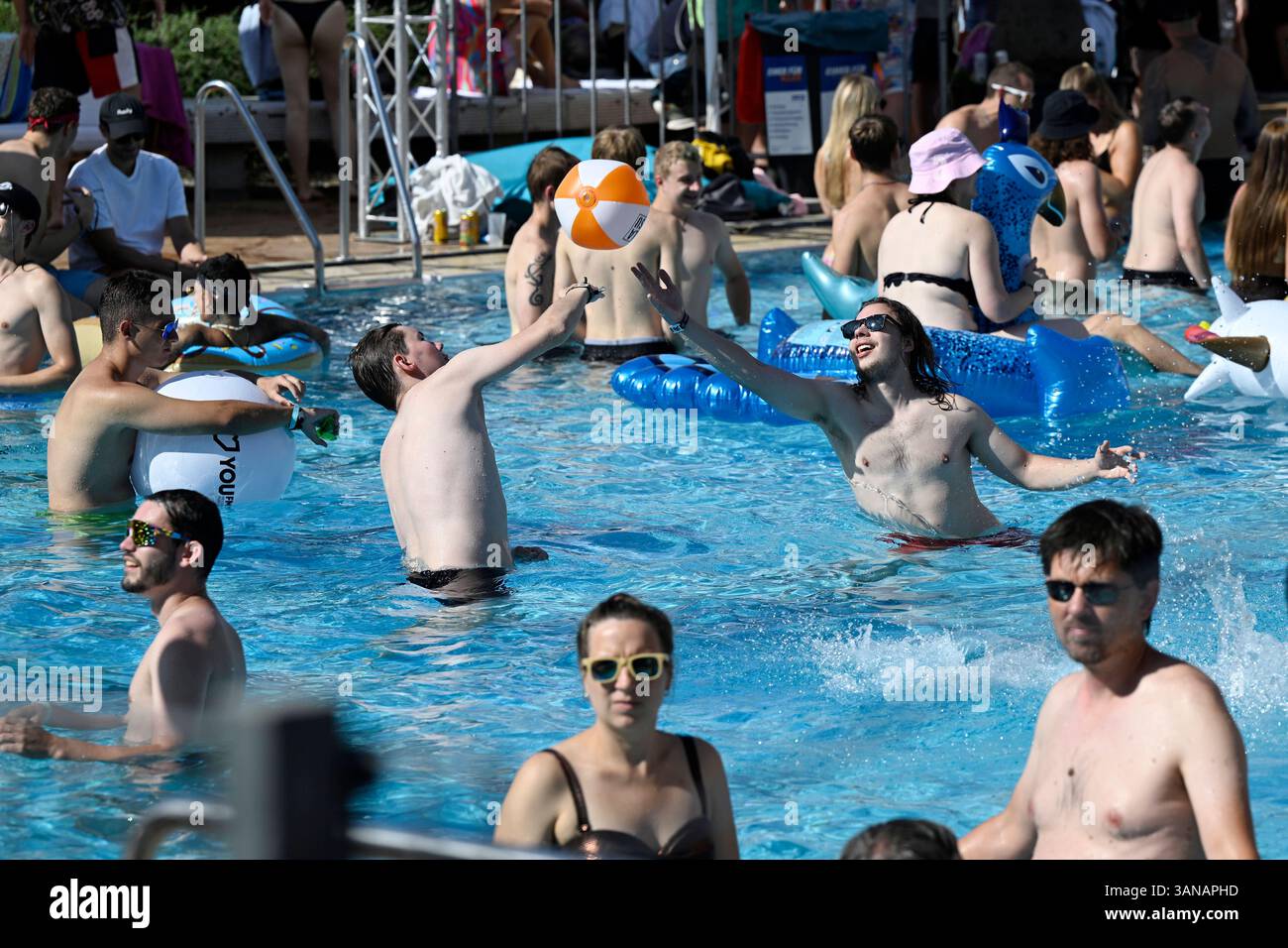 World Club Dome 2024 07.09.2024 Frankfurt BigCityBeats WORLD CLUB DOME ist der größte Club der Welt. Seit 2013 findet dieser im Deutsche Bank Park statt. Im Bild l-r: Poolparty. Frankfurt Frankfurt Hessen Deutschland *** World Club Dome 2024 07 09 2024 Frankfurt BigCityBeats WORLD CLUB DOME ist der größte Club der Welt Er findet seit 2013 im Deutsche Bank Park statt Stockfoto