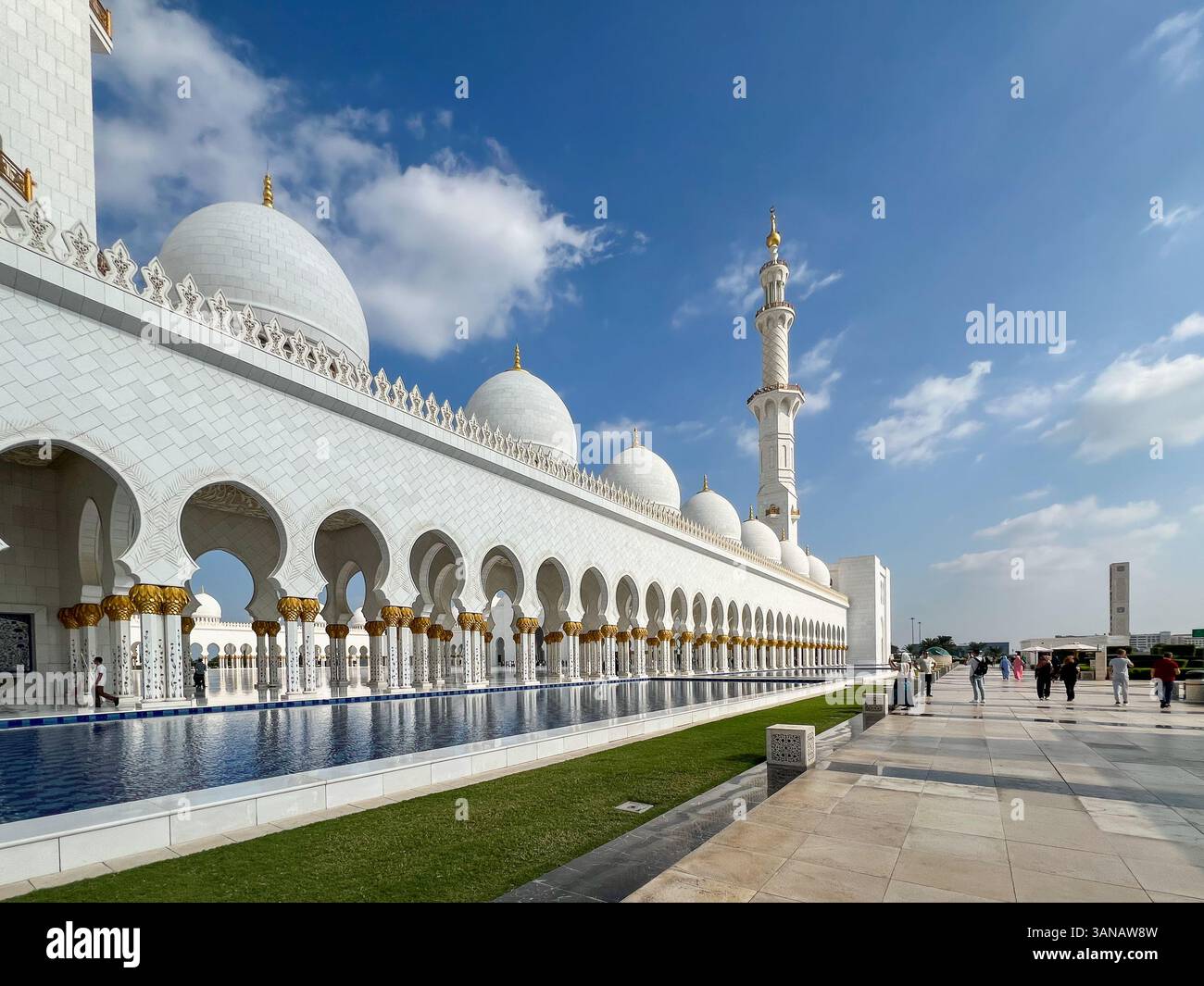 Abu Dhabi, VAE - 4. Januar 2024: Die eleganten Bögen und Minarette der Scheich-Zayed-Moschee stehen hoch und spiegeln die Ruhe am ruhigen Pool wider. Stockfoto