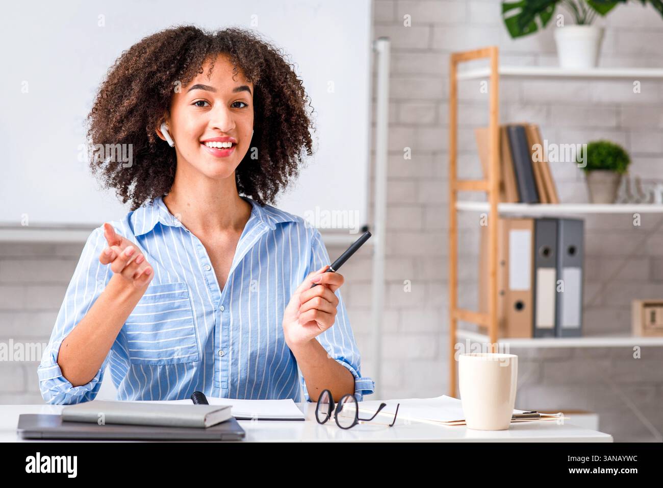 Tutor oder Lehrer für Englisch für Schüler während Quarantäne und Fernunterricht Stockfoto