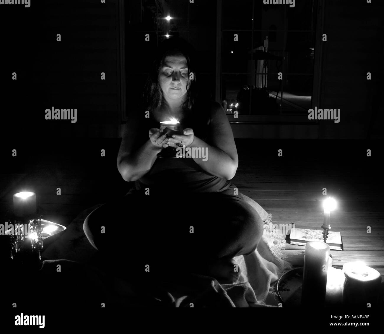 Clearwater 9.5.2008) Laura Poirier, 39, meditiert auf der hinteren Veranda ihres 2800 Quadratmeter großen Clearwater Hauses. Eine Scheidung und ein gescheitertes Geschäft haben ihre Ersparnisse erschöpft. Das Haus ist in Zwangsvollstreckung. Ihr Auto steht kurz davor, wieder in Besitz genommen zu werden. Sie verkauft Möbel, um über die Runden zu kommen, und stellt sich Fragen, die sie nie für möglich hielt. Früher am Tag fragte sie sich: "Bringe ich meinen Sohn in die Schule, oder mache ich eine Besorgung, um Lebensmittel zu besorgen, weil mein Gasanzeige auf E steht und ich nichts habe?" Sie teilt ihre Welt in Überlebensfähigkeiten und Bewältigungsfähigkeiten auf. Das Überleben fühlt sich außerhalb ihrer Kontrolle an. Sie kommt mit der pra zurecht Stockfoto