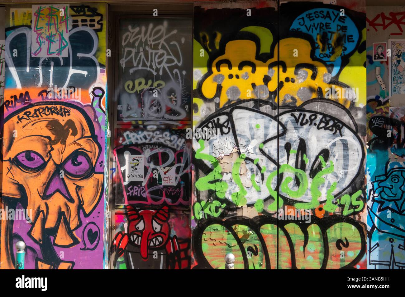 Frankreich, Paris, Belleville, Rue Denoyez, Graffiti säumen die Straße in einem überwiegend eingewanderten Viertel Stockfoto