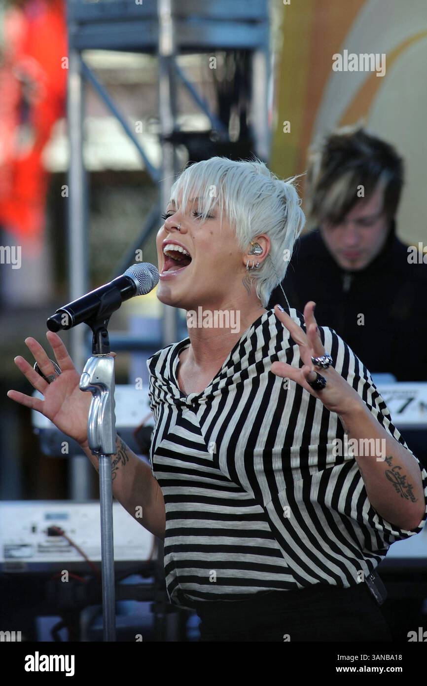 Oktober 31 2008, New York City Singer Pink tritt am 31. Oktober 2008 in New York City auf der „Early Show“ von CBS auf (Foto: © Sharkpixs/ZUMA Press) Stockfoto