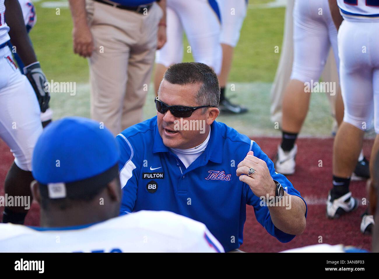1. November 2008: Tulsa-Cheftrainer Todd Graham spricht mit seiner Verteidigung am Rande. Die Arkansas Razorbacks besiegten die Tulsa Hurricanes 30-23 in Fayetteville, AR. (Bild: © Richey Miller/Cal Sport Media) Stockfoto