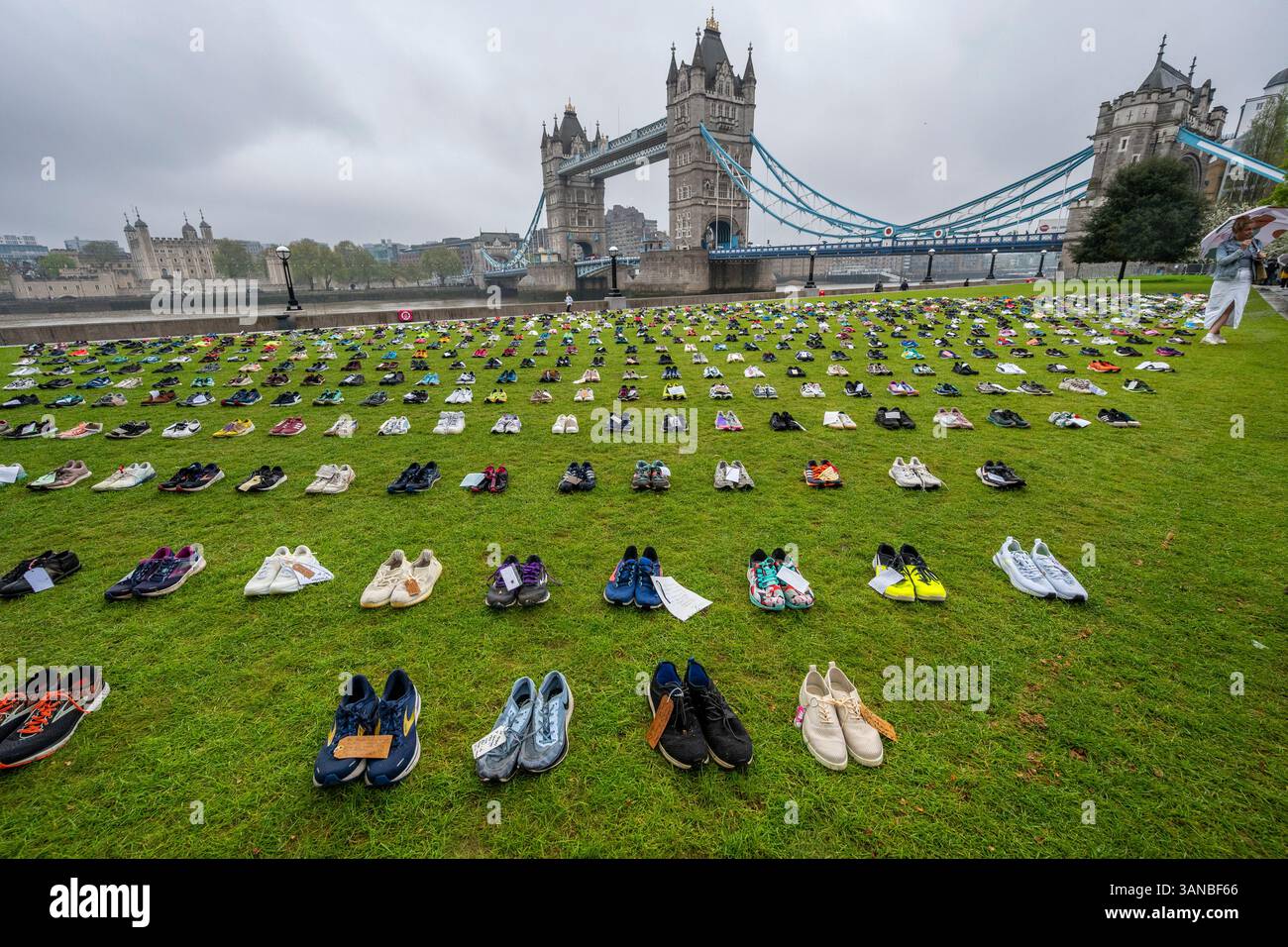 London, Großbritannien. 15. April 2025. Pankreaskarzinom UK, die Charity of the Year für den diesjährigen TCS London Marathon, stellt „Shoes of Hope“ vor, eine öffentliche Installation im Potters Fields Park in der Nähe der Tower Bridge mit 797 Trainerpaaren, die jeden Monat ein Leben durch die Krankheit verloren haben. Die Schuhe wurden von Überlebenden, Hinterbliebenen und Berühmtheiten gespendet und befinden sich auf halbem Weg vor dem Rennen am 27. April. Quelle: Stephen Chung / Alamy Live News Stockfoto