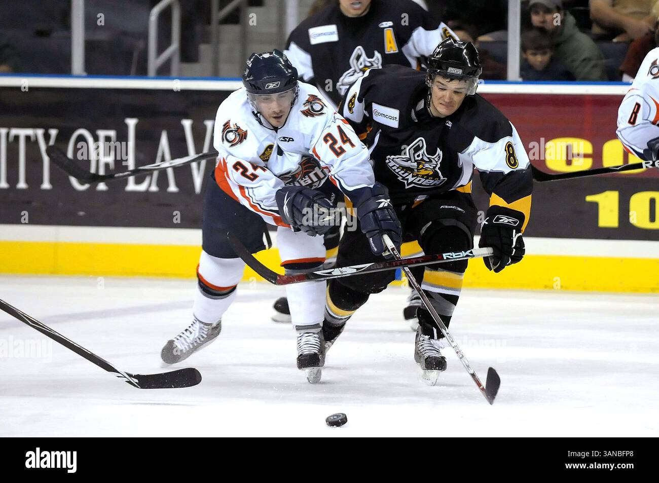 15. November 2008 Ontario, Kalifornien...Mike Howe #24 aus Ontario und Justin Chwedoruk #8 aus Stockton haben während des ECHL Hockeyspiels zwischen dem Stockton Thunder und der Ontario Regentschaft in der Citizens Business Bank Arena in Ontario, Kalifornien einen losen Puck in Aktion. (Bild: © Louis Lopez/Cal Sport Media) Stockfoto