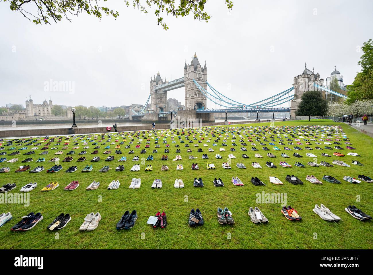 London, Großbritannien. 15. April 2025. Pankreaskarzinom UK, die Charity of the Year für den diesjährigen TCS London Marathon, stellt „Shoes of Hope“ vor, eine öffentliche Installation im Potters Fields Park in der Nähe der Tower Bridge mit 797 Trainerpaaren, die jeden Monat ein Leben durch die Krankheit verloren haben. Die Schuhe wurden von Überlebenden, Hinterbliebenen und Berühmtheiten gespendet und befinden sich auf halbem Weg vor dem Rennen am 27. April. Quelle: Stephen Chung / Alamy Live News Stockfoto