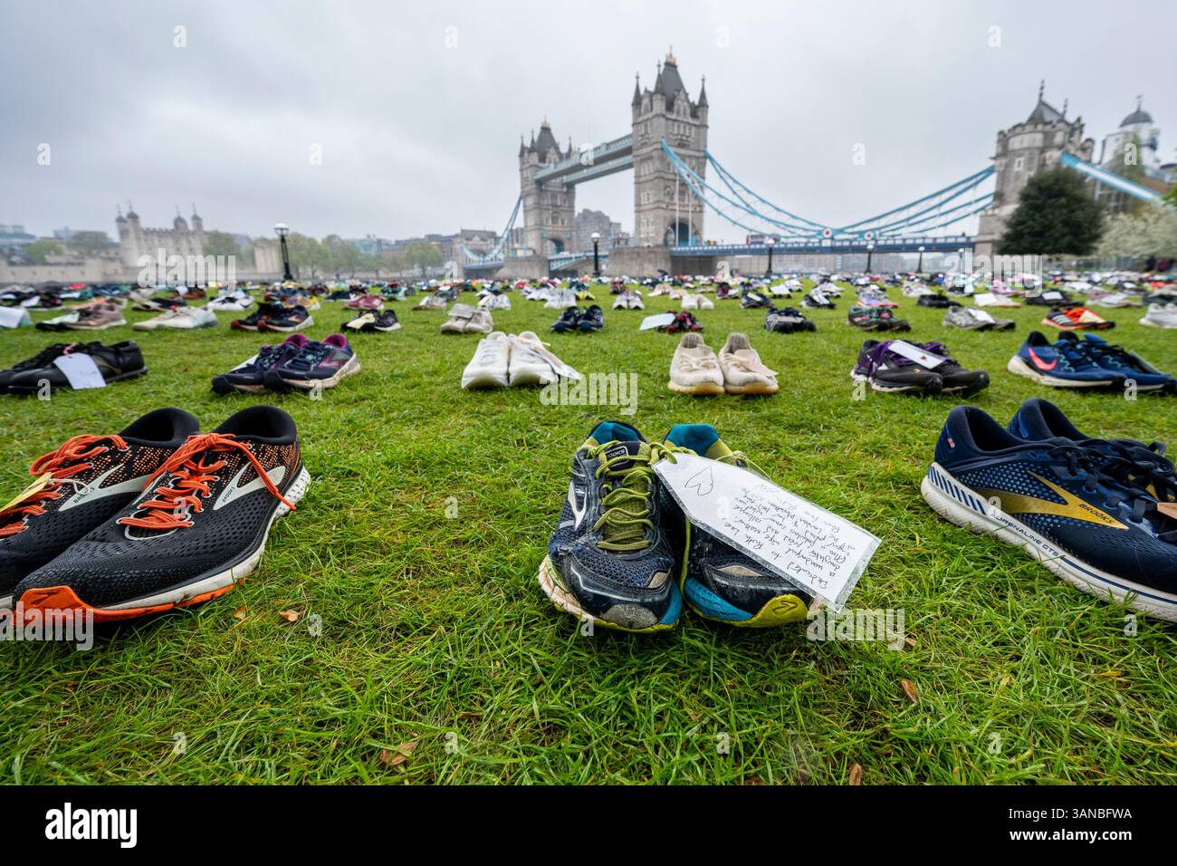 London, Großbritannien. 15. April 2025. Pankreaskarzinom UK, die Charity of the Year für den diesjährigen TCS London Marathon, stellt „Shoes of Hope“ vor, eine öffentliche Installation im Potters Fields Park in der Nähe der Tower Bridge mit 797 Trainerpaaren, die jeden Monat ein Leben durch die Krankheit verloren haben. Die Schuhe wurden von Überlebenden, Hinterbliebenen und Berühmtheiten gespendet und befinden sich auf halbem Weg vor dem Rennen am 27. April. Quelle: Stephen Chung / Alamy Live News Stockfoto