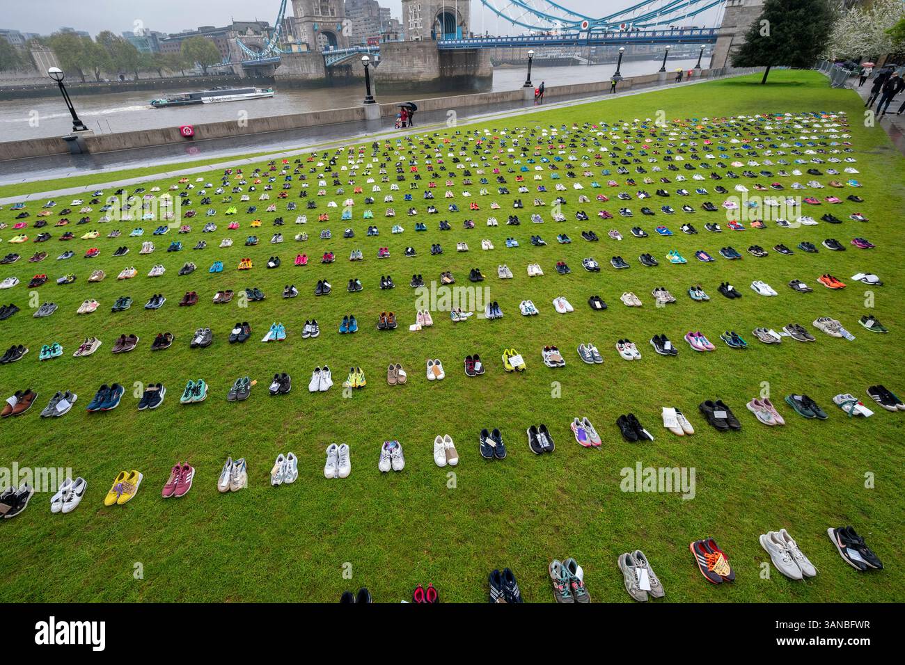 London, Großbritannien. 15. April 2025. Pankreaskarzinom UK, die Charity of the Year für den diesjährigen TCS London Marathon, stellt „Shoes of Hope“ vor, eine öffentliche Installation im Potters Fields Park in der Nähe der Tower Bridge mit 797 Trainerpaaren, die jeden Monat ein Leben durch die Krankheit verloren haben. Die Schuhe wurden von Überlebenden, Hinterbliebenen und Berühmtheiten gespendet und befinden sich auf halbem Weg vor dem Rennen am 27. April. Quelle: Stephen Chung / Alamy Live News Stockfoto