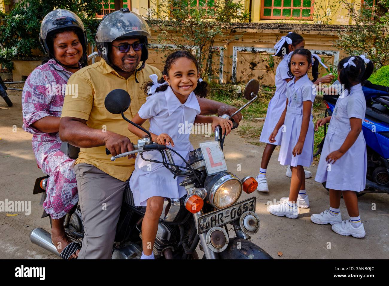 Sri Lanka, Westprovinz, Bezirk Gampaha, Negombo, Schulmädchen verlassen die Schule Stockfoto