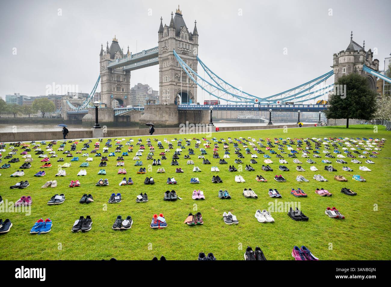 London, Großbritannien. 15. April 2025. Pankreaskarzinom UK, die Charity of the Year für den diesjährigen TCS London Marathon, stellt „Shoes of Hope“ vor, eine öffentliche Installation im Potters Fields Park in der Nähe der Tower Bridge mit 797 Trainerpaaren, die jeden Monat ein Leben durch die Krankheit verloren haben. Die Schuhe wurden von Überlebenden, Hinterbliebenen und Berühmtheiten gespendet und befinden sich auf halbem Weg vor dem Rennen am 27. April. Quelle: Stephen Chung / Alamy Live News Stockfoto