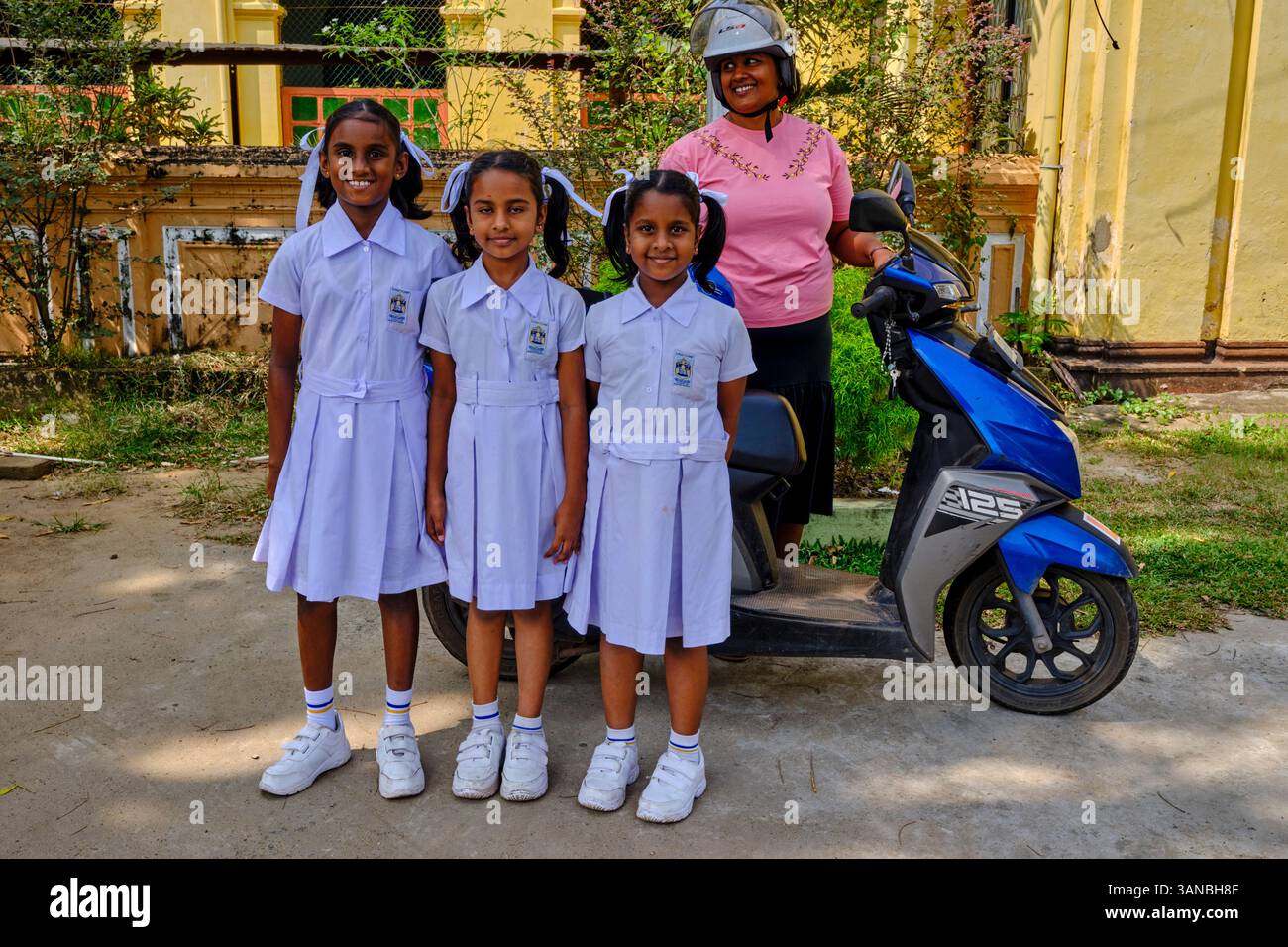 Sri Lanka, Westprovinz, Bezirk Gampaha, Negombo, Schulmädchen verlassen die Schule Stockfoto