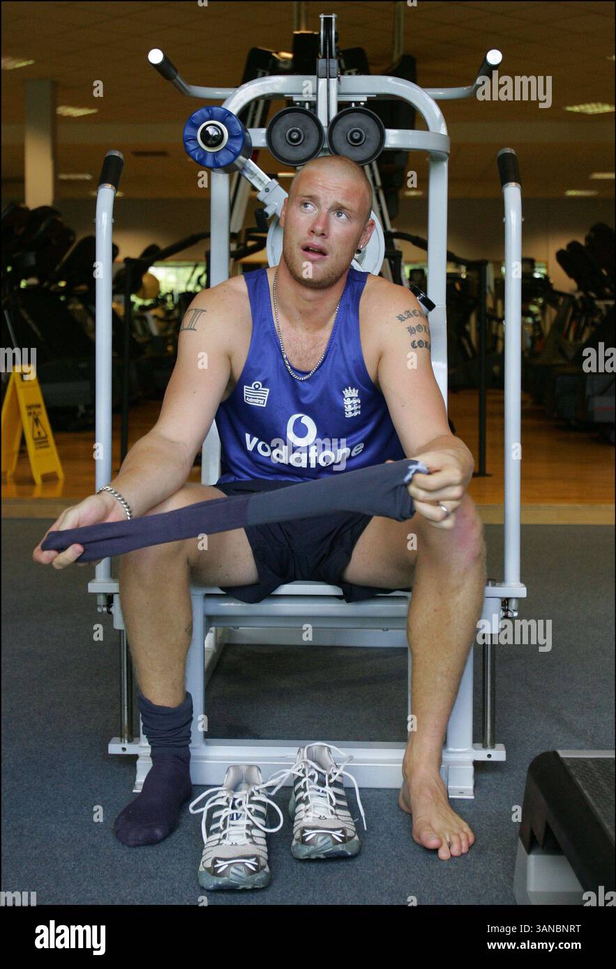 Andrew Flintoff, der englische Cricket-Kapitän während eines Trainings in einem Fitnessstudio in der Nähe von Chorley. (Dave Roberts ist sein Trainer)..England Cricket..Bild von Philip Brown..07768 485635..philipbrown200@yahoo.co.uk .Mail Sender Philip Brown .Mail subject Flintoff 8 .Mail date Di, 19. September 2006 21:33:18 +0100 (BST) .Mail body . .--------------------------------------------------------------- . Jetzt können Sie E-Mails mit einem Lesebereich schnell scannen. Hol dir das neue Yahoo! E-Mail. (Kreditbild: © ZUMA Press) Stockfoto