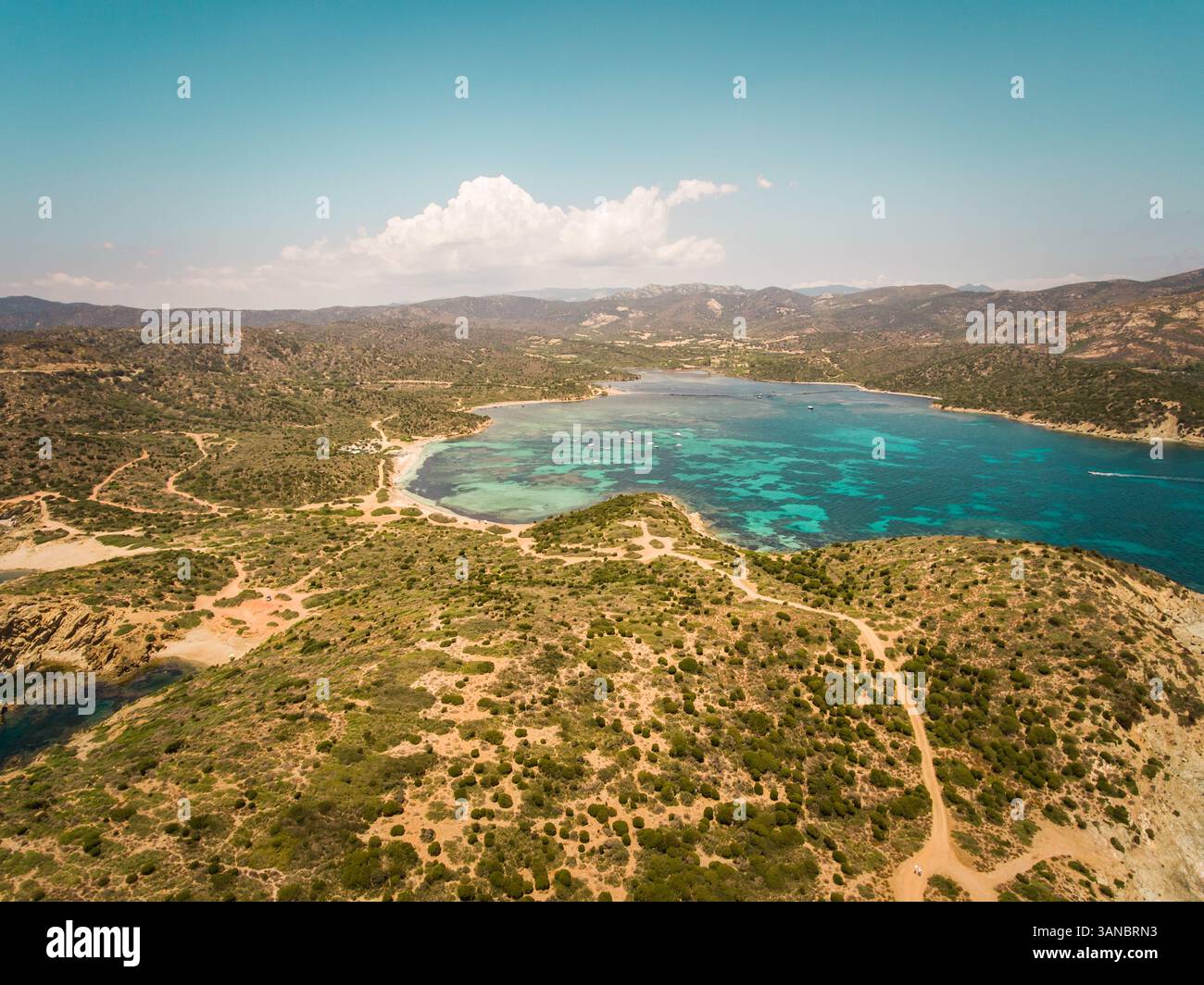 Luftaufnahme der wilden Landschaften und des Meeres in Sardinien, italien. Stockfoto