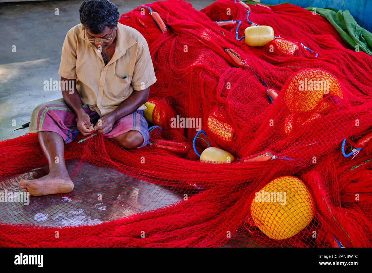 Sri Lanka, Südprovinz, Tangalle, Tangalle Fish Market und Port, Fischer reparieren ihre Netze Stockfoto