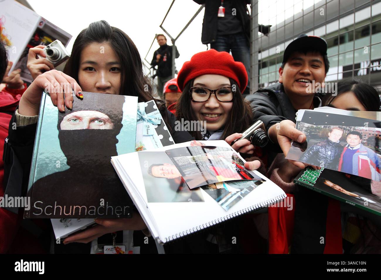 15. April 2010 - Shanghai, China - Schumacher Fans bei der Formel-1-Weltmeisterschaft, Rd 4, Grand Prix von China, Vorbereitungen. (Vermerk: © Sutton Motorsports/ZUMApress.com) Stockfoto