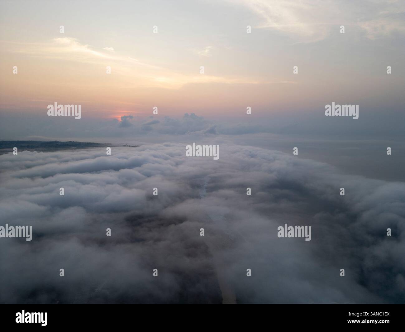Aus der Vogelperspektive der ruhigen Wolken bei Sonnenuntergang über der ruhigen Landschaft, Kuta Selatan, Indonesien. Stockfoto