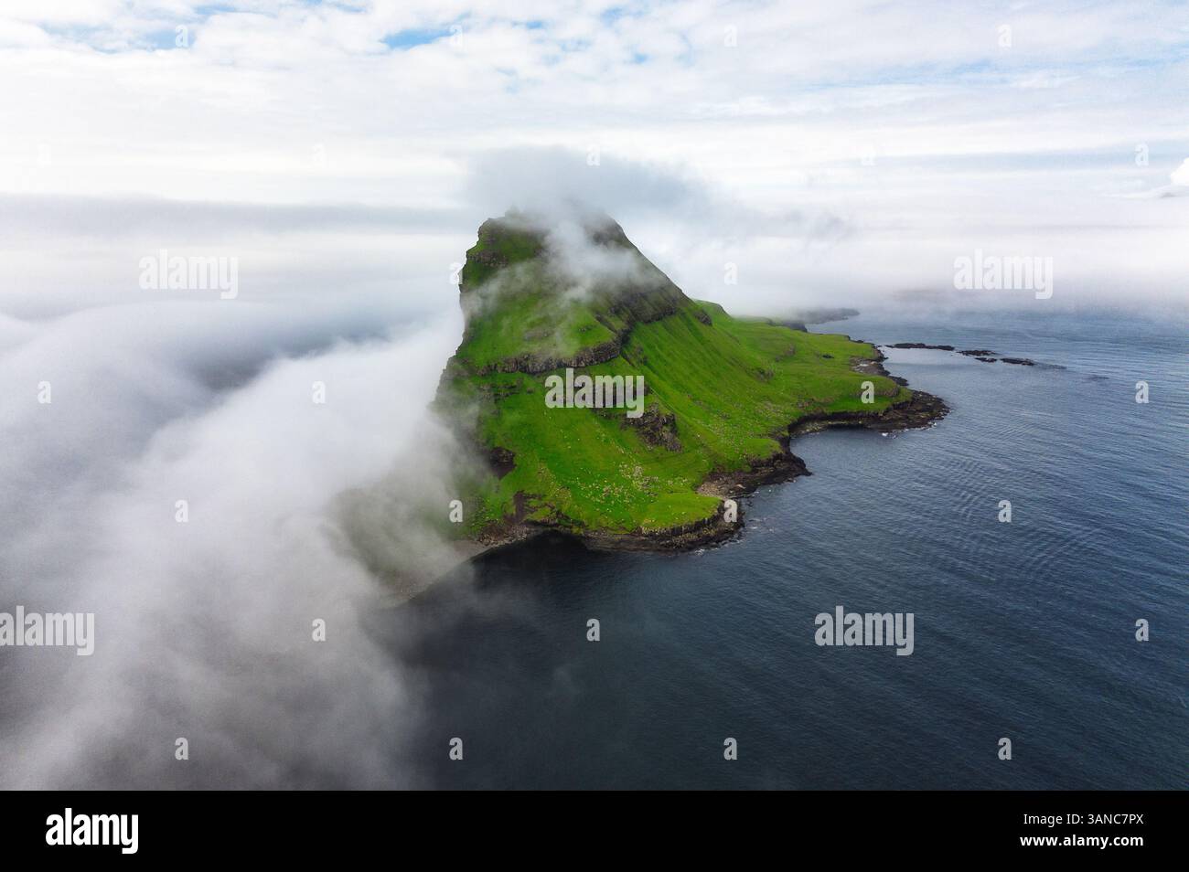 Färöer-Inseln Vagar, Luftdrohnenansicht der Tindholmur-Insel bei Sonnenuntergang im Nordatlantik. Färöer, Dänemark, Europa. Stockfoto