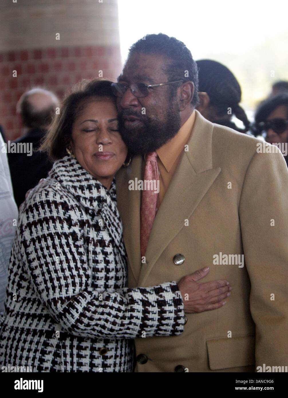 Brian Holland, Songwriter und Produzent, umarmt Well Wishers, während er sich auf den Weg zur Beerdigung von Motown Legend Levi Stubbs in der Greater Grace Temple Church in Detroit, MI, macht, Montag, 27. Oktober 2008. (Kreditbild: © Detroit Free Press/ZUMA Press) Stockfoto
