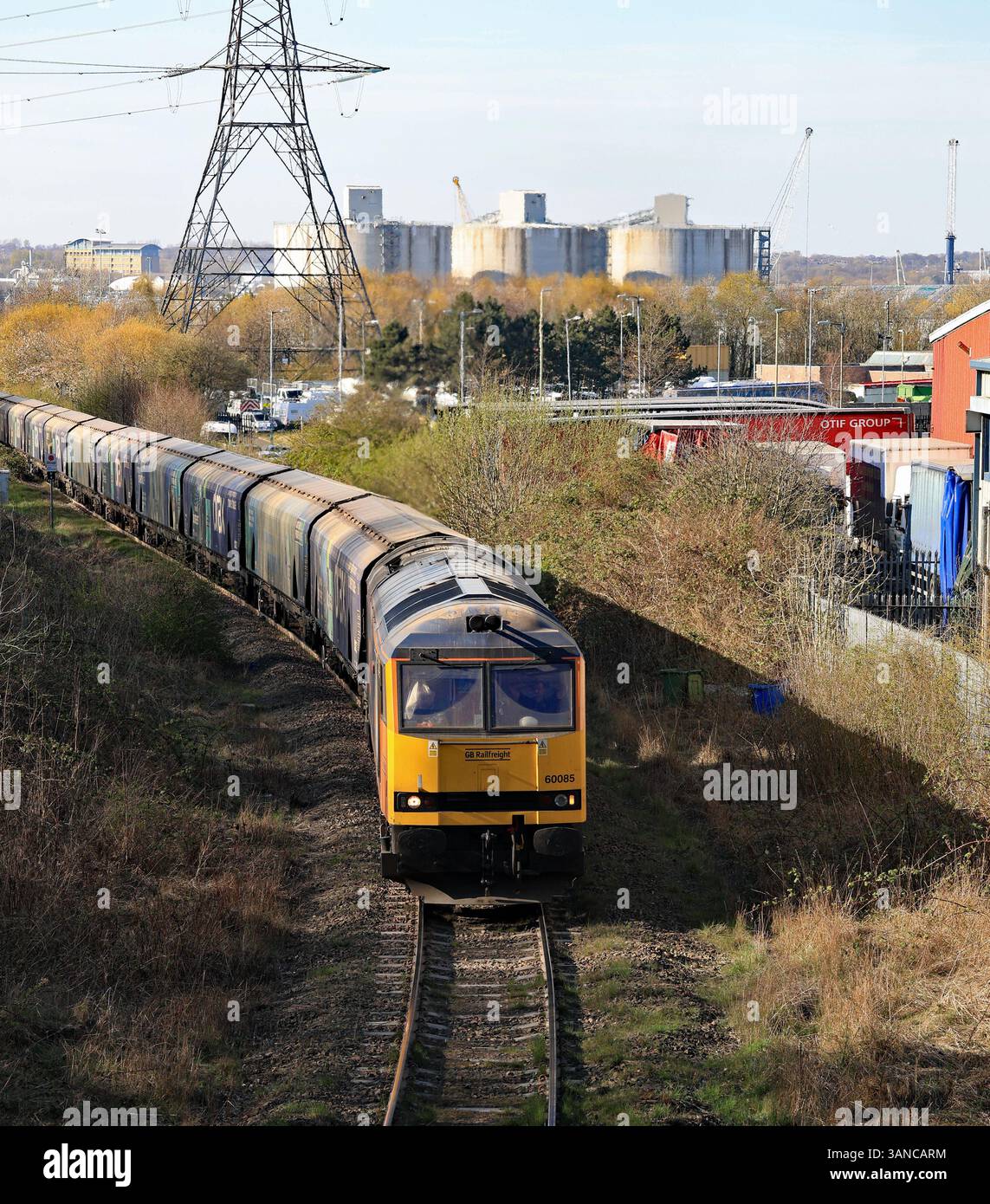 Die GBRf-Lokomotive Nr. 60085 verlässt den Hafen von Tyne mit ihrem Zug beladener importierter Biomasse als 16,54-Stunden-Verbindung zum Kraftwerk Drax. Stockfoto