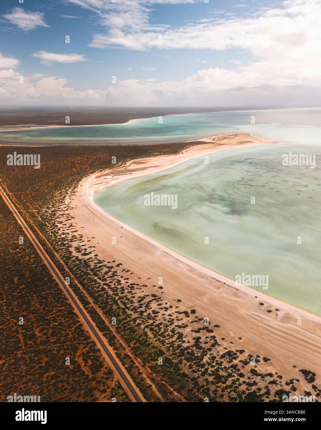 Blick aus der Vogelperspektive auf den wunderschönen Shell Beach mit klarem, transparentem Wasser und atemberaubender Küste, Denham, Australien. Stockfoto