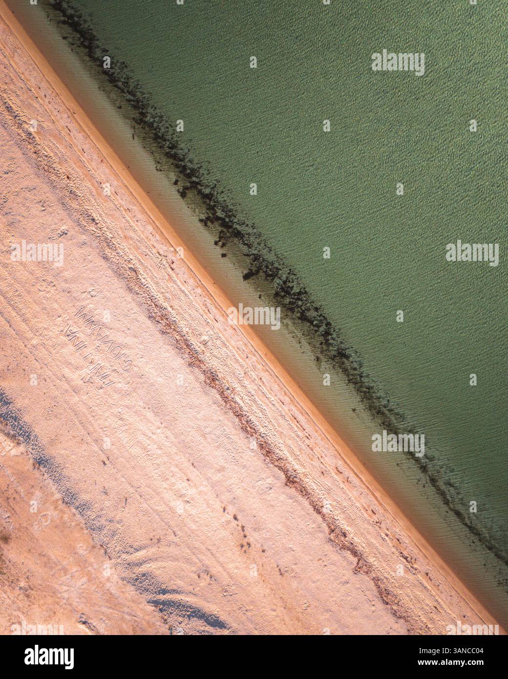 Aus der Vogelperspektive auf den unberührten Shell Beach mit ruhigem Sand und dem ruhigen Meer, Denham, Australien. Stockfoto