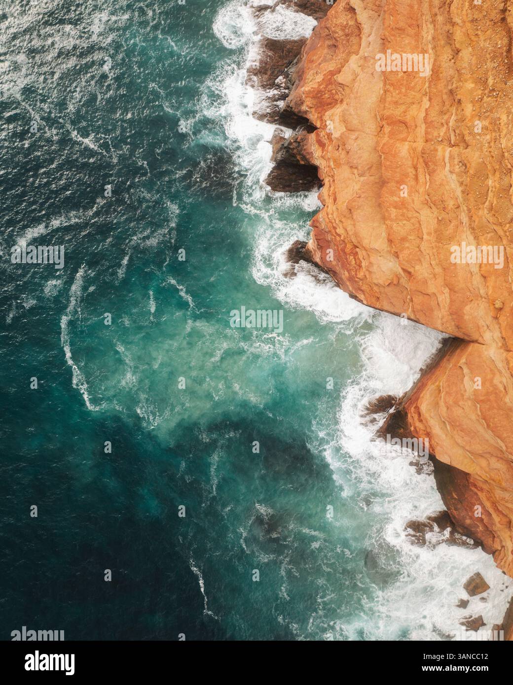 Blick aus der Vogelperspektive auf das wunderschöne Shell House am Nancy Beach mit zerklüfteten Klippen und türkisfarbenem Meer, Kalbarri National Park, Western Australia, Australien. Stockfoto