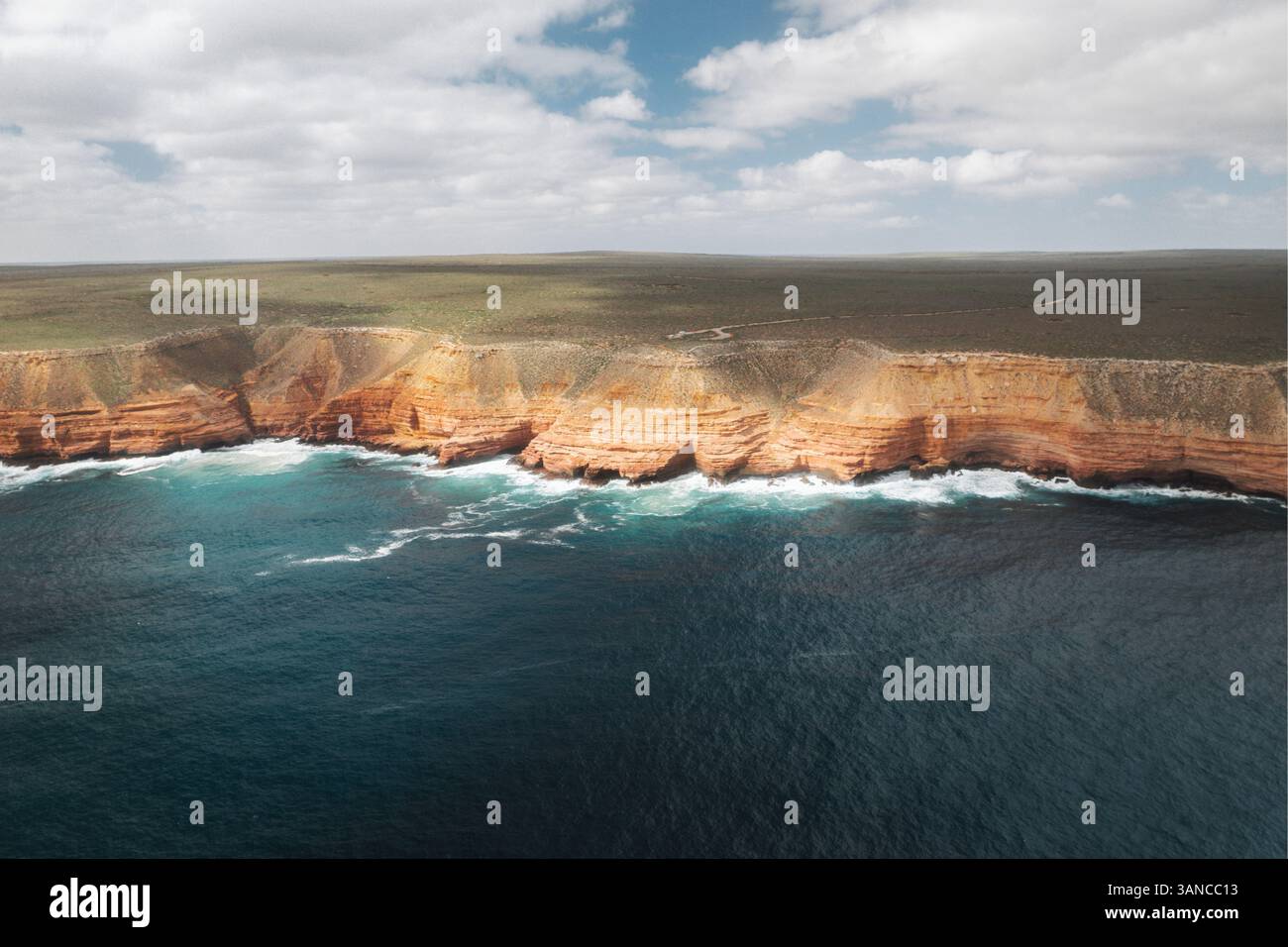 Blick aus der Vogelperspektive auf das wunderschöne Shell House am Nancy Beach mit zerklüfteten Klippen und ruhigen Meereswellen, Kalbarri National Park, Australien. Stockfoto