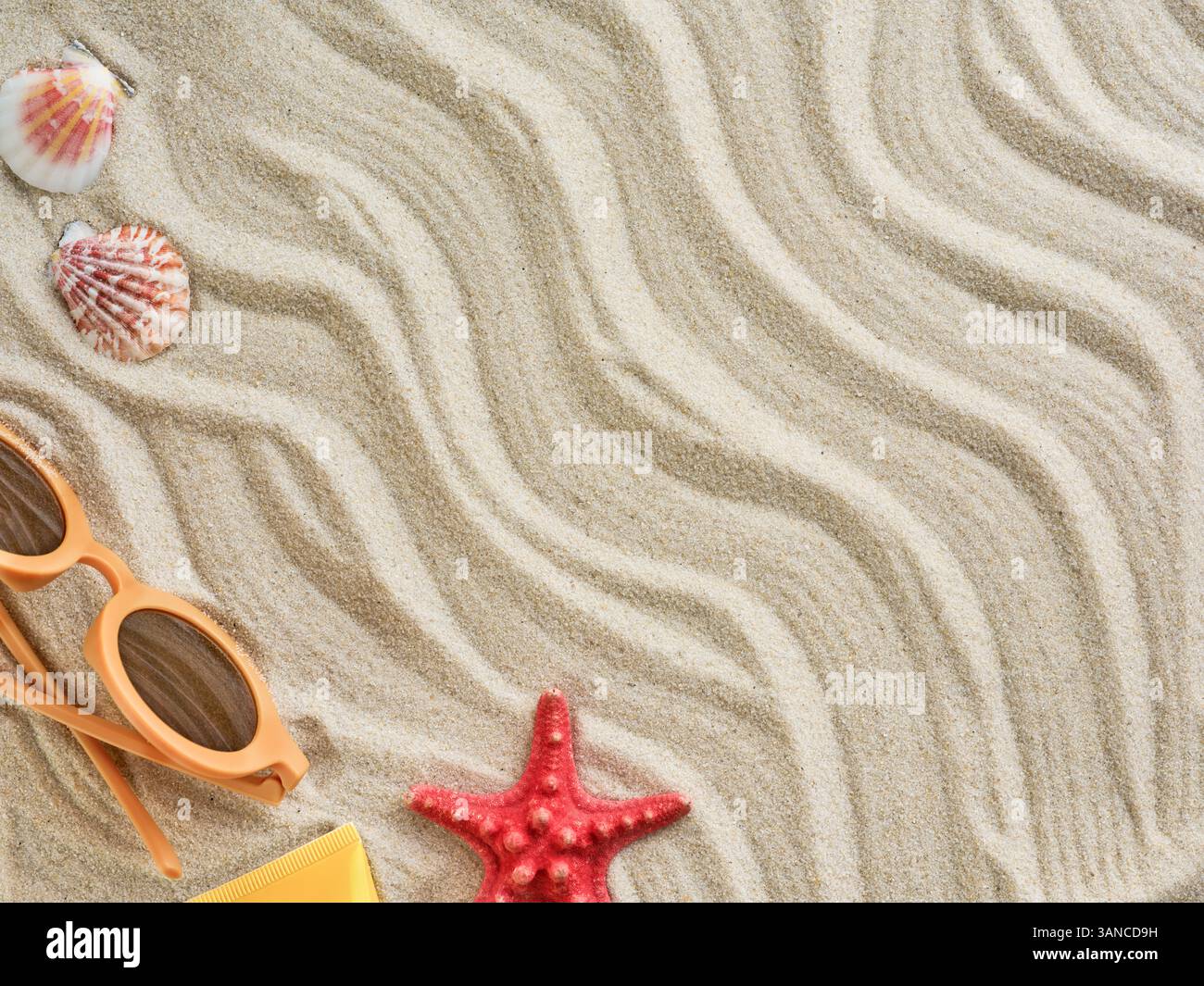 Strandsand mit Sonnenbrille, Muscheln und Sternen, Sonnenschutzhintergrund mit natürlichem Wellenmuster. Sommer Hintergrund von Strandsand. Tourismus, Urlaub Stockfoto