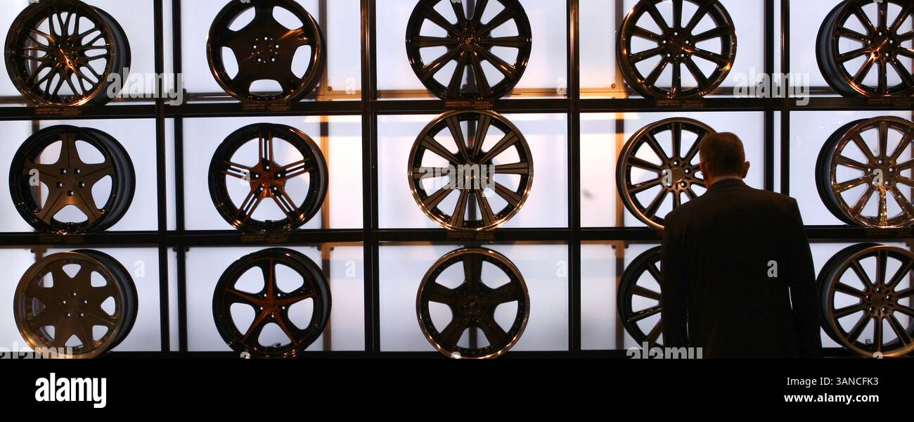 Januar 2010 – Chiba, Japan – Custom Felgen im Tokyo Auto Salon 2010 in Chiba, östlich von Tokio. Die jährliche Autoshow, auf der Sonderfahrzeuge gezeigt werden. (Bild: © Hitoshi Yamada/ZUMA Press) Stockfoto