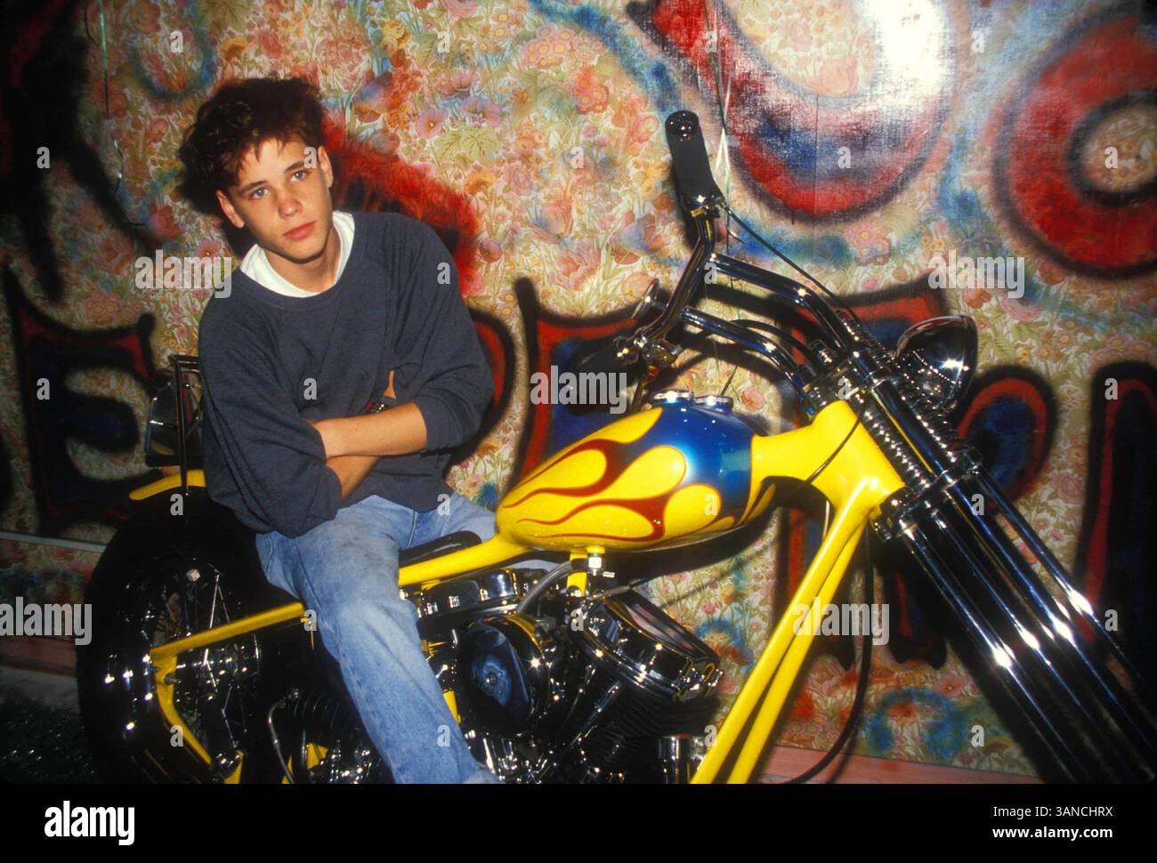 Der kanadische Schauspieler COREY HAIM (23. Dezember 1971 – 10. März 2010) starb an einer Überdosis Drogen in Oakwood, Kalifornien. Der Teen Heartthrob der 80er Jahre, der in und aus der Drogenentzug war, war in den Filmen Lost Boys, Licensed to Drive und Lucas zu sehen. Zuletzt spielte er in seiner eigenen TV-Reality-Show „The Two Corey's.“. IM BILD: COREY HAIM 1989. (Kreditbild: © Globe Photos/ZUMApress.com) Stockfoto