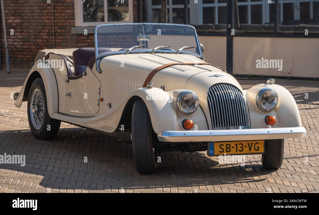 Katwijk aan Zee, Niederlande, 12.04.2025, klassischer britischer Roadster Morgan 4-4 1600 ab 1987 beim Oldtimer Day Katwijk Stockfoto